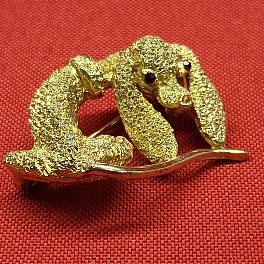 VTG Textured Gold Tone Dachshund Dog Red Rhinestone Eyes Pin Brooch
